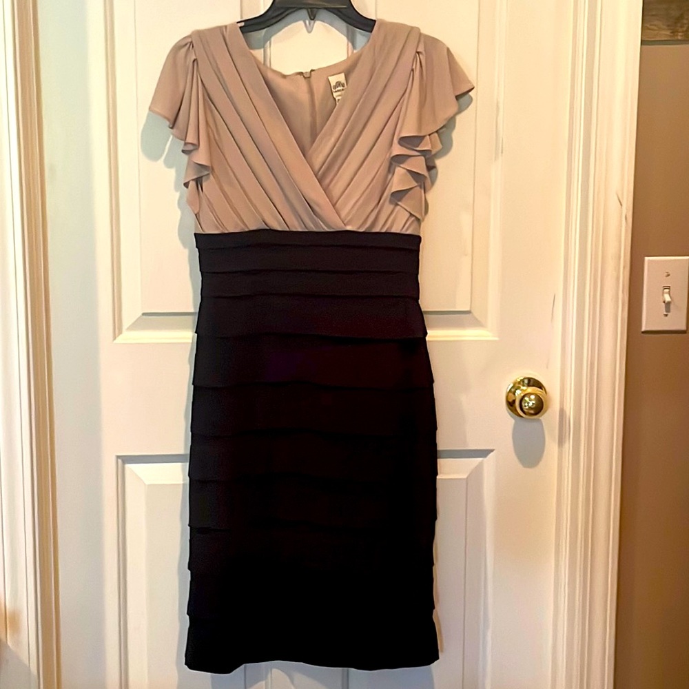 Sangria Sz 6 tan black ruffled Bodycon zip back dress EUC B71